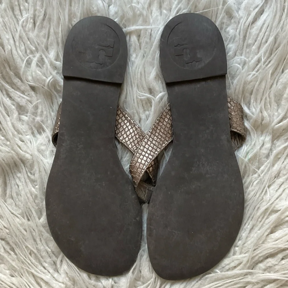Tory Burch Thora Brown Bronze Metallic Pebbled Leather Thong Flat Sandals Size 7